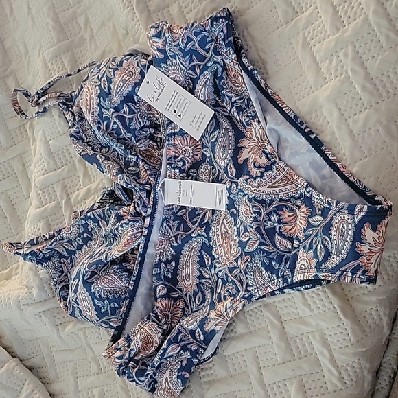 Large bikini - Picture 2 of 2